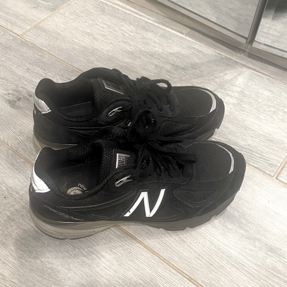 Women’s New Balance 990 V4 walking shoe Size 7D